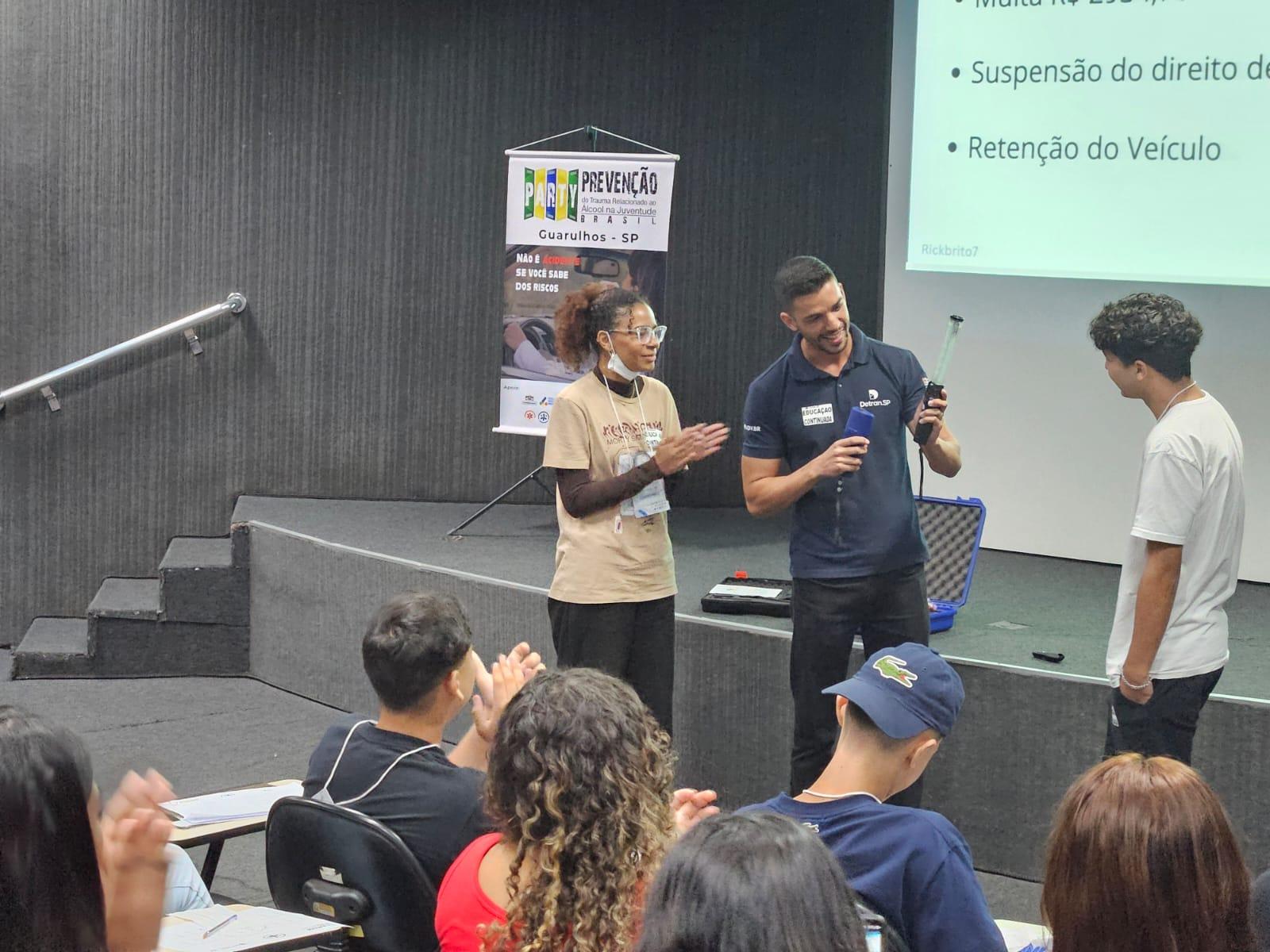 Programa canadense P.A.R.T.Y. orienta alunos da rede pública sobre uso abusivo do álcool