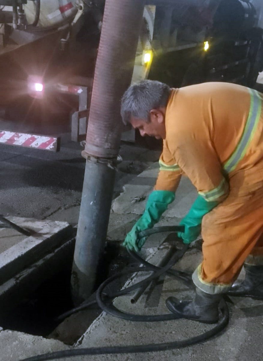 Prefeitura realiza limpeza de bocas de lobo em ruas da Vila Galvão