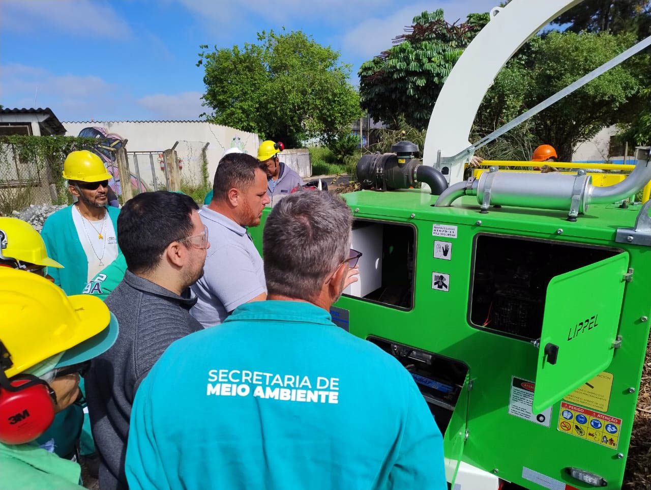 Servidores recebem capacitação para operar triturador de resíduos verdes