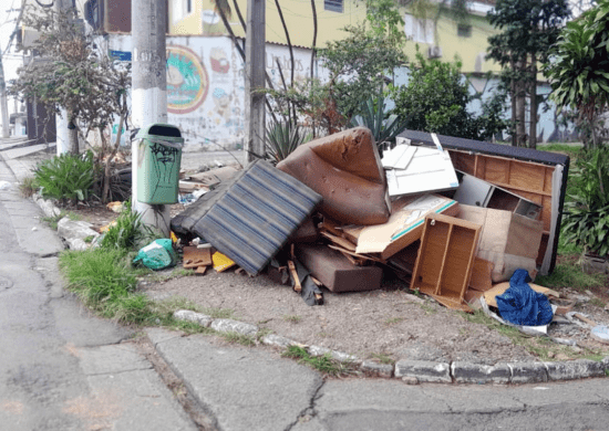 Prefeitura recolhe entulho em ruas do Jardim Flor da Montanha e do Picanço