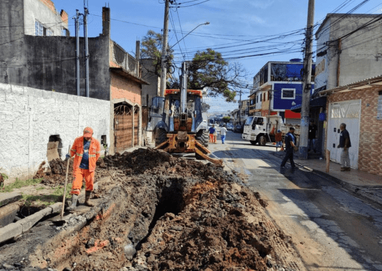 Prefeitura realiza manutenção no sistema de drenagem da rua Joaquim Moreira