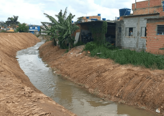 Prefeitura promove o desassoreamento do córrego Ribeirão das Lavras