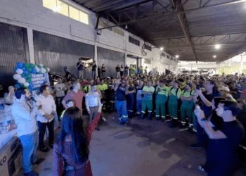 Prefeitura homenageia funcionários de limpeza urbana em comemoração ao Dia do Gari