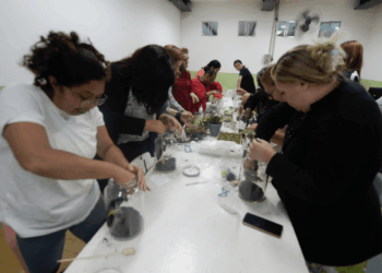 Mulheres buscam oficina de terrário como opção para geração de renda e combate ao estresse