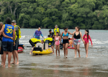 Prefeitura leva pessoas com deficiência para banho de mar e atividades na praia de Bertioga