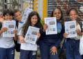 Alunos do ensino fundamental distribuem jornal estudantil no Jardim Tranquilidade