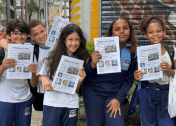 Alunos do ensino fundamental distribuem jornal estudantil no Jardim Tranquilidade