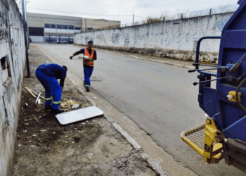 Prefeitura remove resíduos de ruas no Jardim Presidente Dutra