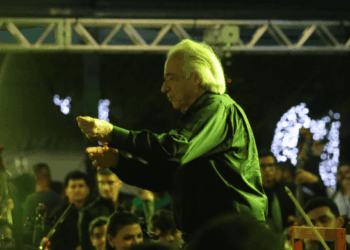 GRU Sinfônica recebe maestro João Carlos Martins no palco do Teatro Adamastor