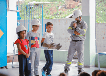 Palestra em escolas de Guarulhos alerta para riscos de soltar pipas na rede elétrica