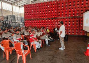 Prefeitura realiza palestra sobre riscos no trânsito para trabalhadores em empresa de logística