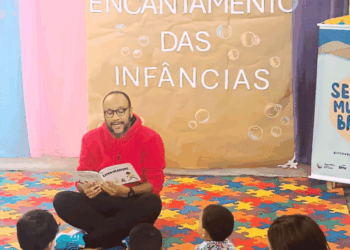 Escolas da Prefeitura recebem o escritor Henrique André na Semana do Brincar