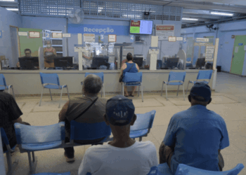 Pessoas com deficiência visual participam de oficina gratuita de teatro