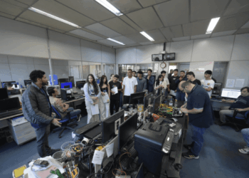 Jovens do ensino médio técnico conhecem rotinas tecnológicas da Prefeitura