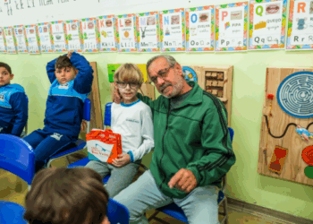 Prefeitura inicia entrega de óculos do Programa Menina dos Olhos em escola da região do Cabuçu
