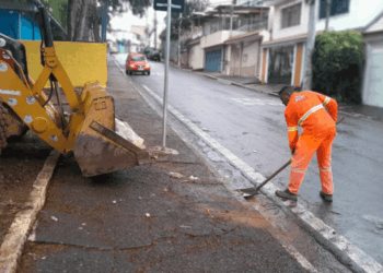 Prefeitura promove a remoção de descarte irregular no Jardim Flor Montanha e Vila Galvão