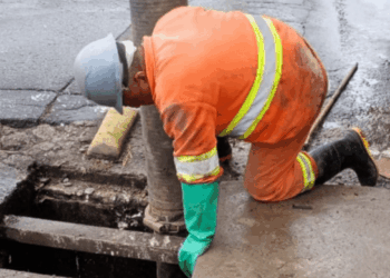 Prefeitura realiza limpeza de boca de lobo no Jardim Presidente Dutra