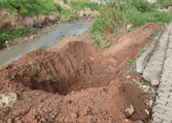 Prefeitura inicia construção de muro de arrimo em rua do Jardim Mediterrâneo