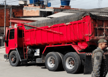 GCM apreende caminhão por transporte irregular de resíduos sólidos no Jardim Oliveira II