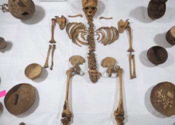 Trabalhadores encontram múmia de mil anos durante obra de gás em Lima, no Peru