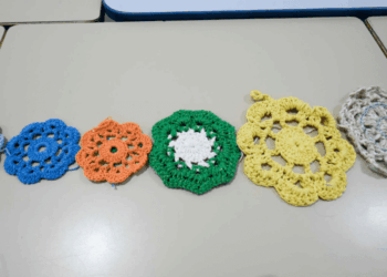 Prefeitura reúne mulheres de baixa visão em oficina gratuita de crochê e tricô