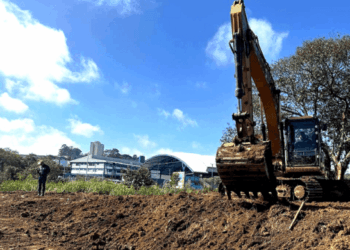 Prefeitura realiza desassoreamento de trecho do rio Guaraçu