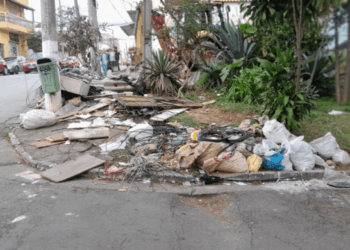 Prefeitura realiza nova retirada de resíduos em terreno no Jardim Flor da Montanha