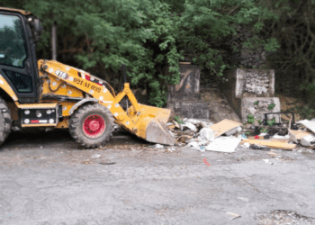 Prefeitura remove descarte irregular em via do Parque Continental