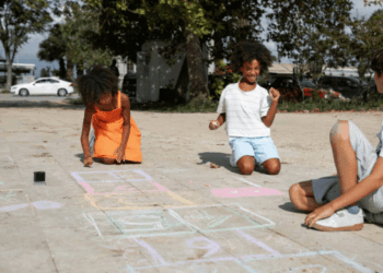 Virada Ambiental realiza oficina de brinquedos de chão e tintas naturais no Bosque Maia