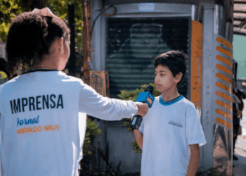 Alunos de Guarulhos viram repórteres mirins e distribuem jornal próprio no Jardim Tranquilidade