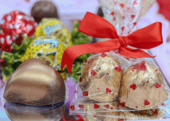 Mães atípicas aprendem a fazer trufas de chocolate para o Dia dos Namorados