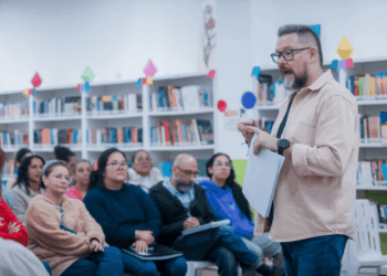 Inclusão de estudantes migrantes e refugiados é tema de encontro formativo em escola municipal