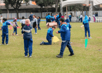 Alunos das escolas da rede municipal participam de revoada de pipas no estádio da Ponte Grande