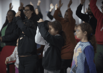 Prefeitura entrega ingressos a crianças PCD para passeio gratuito ao Parque da Mônica