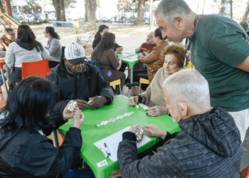 Primeiro Torneio de Dominó de Guarulhos homenageia idosa de 90 anos e promove inclusão