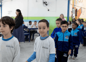 Acolhimento de alunos e famílias marca volta às aulas na rede municipal nesta quinta-feira