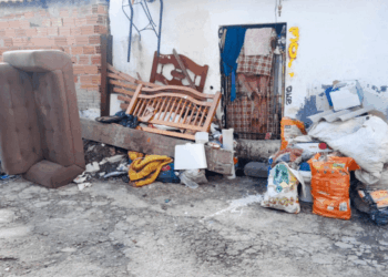 Prefeitura remove resíduos em calçada no Cocaia
