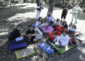 Oficina de paleontologia reúne crianças e adultos no Zoológico de Guarulhos