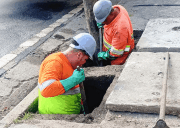 Prefeitura remove lixo que obstruía boca de lobo na Cidade Satélite de Cumbica