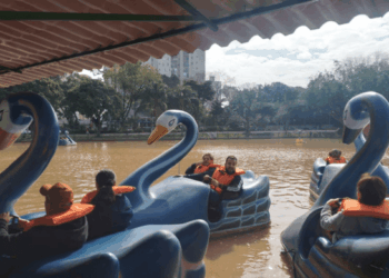 Prefeitura leva pessoas com deficiência visual para passeio de pedalinho no Lago dos Patos