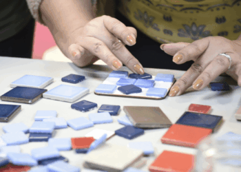 Oficinas de mosaico para mulheres em Guarulhos aliviam o estresse e possibilitam geração de renda