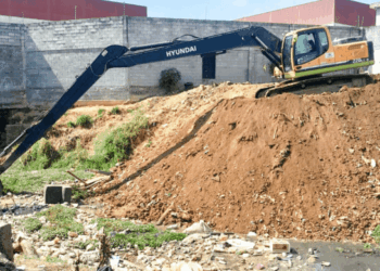 Prefeitura promove desassoreamento do córrego Beira-Rio no Jardim das Nações