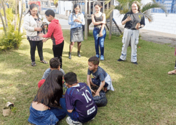 Plantio de árvores mobiliza alunos de escola municipal do Jardim São João