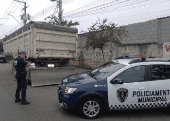 GCM de Guarulhos recupera em Cumbica caminhão-trator roubado em Barueri