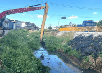 Prefeitura de Guarulhos inicia desassoreamento de córrego no Jardim Cumbica