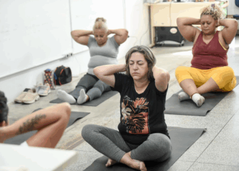 Mulheres iniciam curso gratuito de ioga no Bom Clima e na Vila Galvão