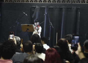 Alunos de violino do Conservatório Municipal de Guarulhos tocam em recital de formatura
