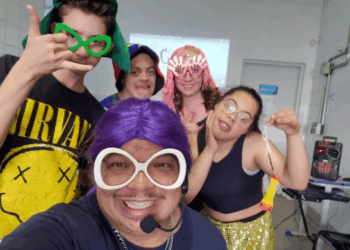 Alunos do curso de teatro inclusivo do CEU Continental participam de workshop