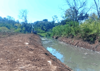 Trecho do Córrego Tanque Grande é desassoreado pela Prefeitura