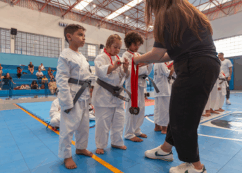 Alunos do CEU Parque São Miguel recebem medalhas em projeto de judô inclusivo